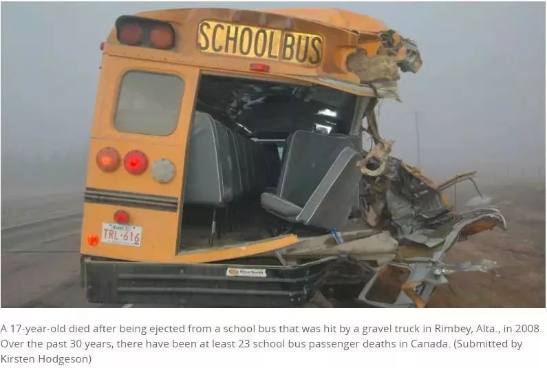 加拿大：校车侧翻到沟里！学生受伤入院！校车什么时候才配安全带？