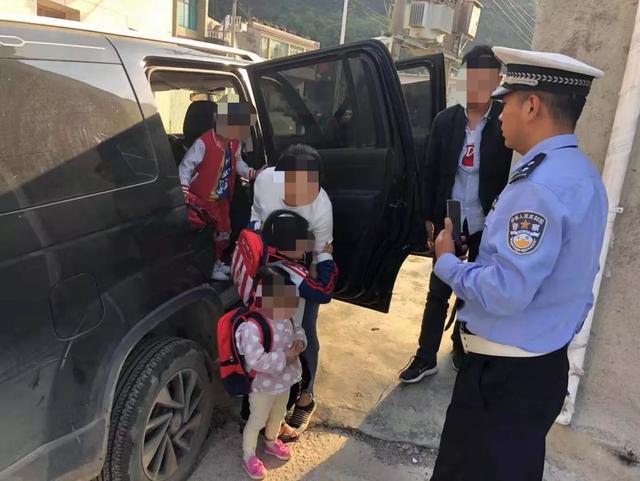 六枝交警查获一起“黑”校车，罚款1万记6分