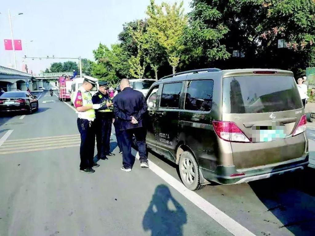 太原交警查处多辆“黑校车”，发现疑似情况打122举报！