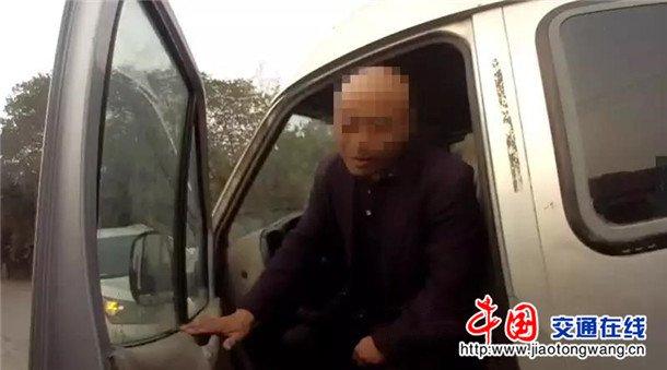 核载15人 实载27人 这辆“黑校车”被河南南阳交警拿下