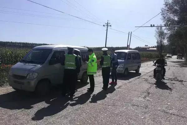 德惠交警大队：查处超员“黑校车”